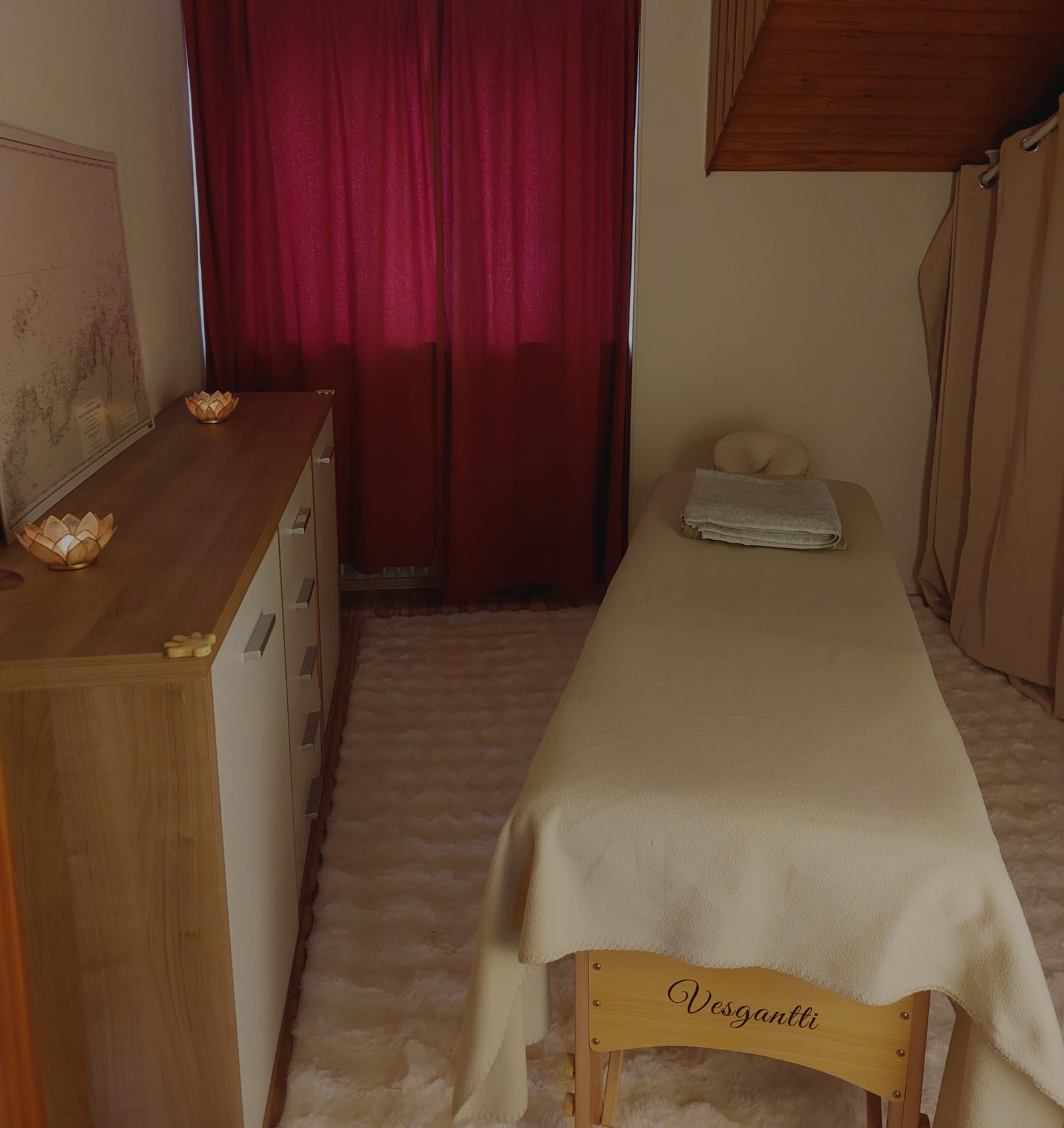 Table de massage et ambiance zen du cabinet